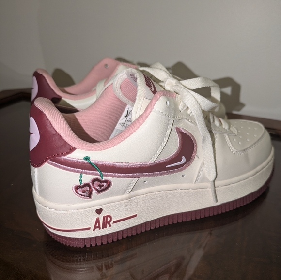 Nike AF1 Low Valentine's Day 2023 - Picture 2 of 7